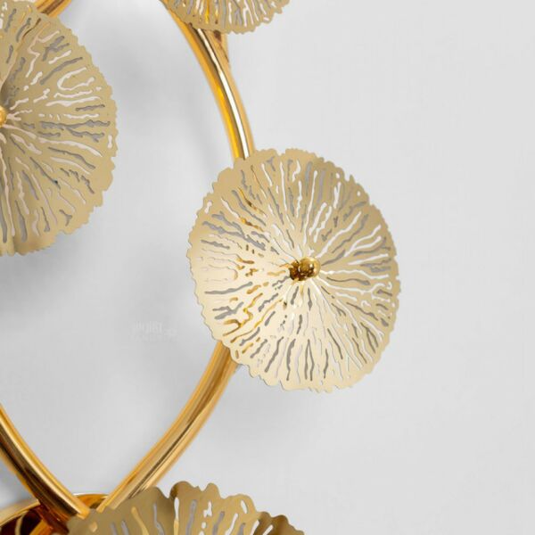 إضاءة جدارية بقاعدة ذهبية ودوائر مزخرفة