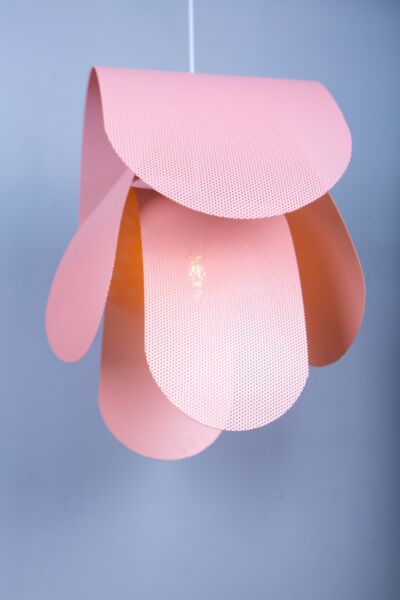 ثريا كلارا علاقية حديد زهري