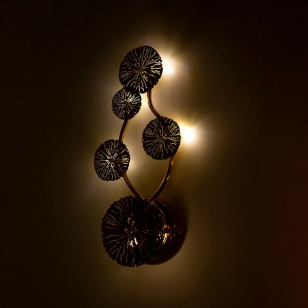 إضاءة جدارية بقاعدة ذهبية ودوائر مزخرفة