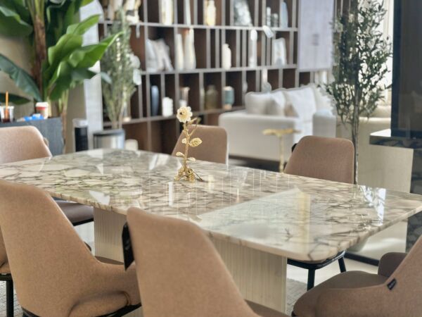 طاولة طعام رخام افيون بلو 210 مع قاعدة حديد ل 8 اشخاص