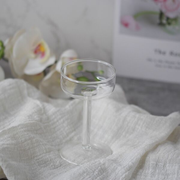 شمعدان بعامود نحيف