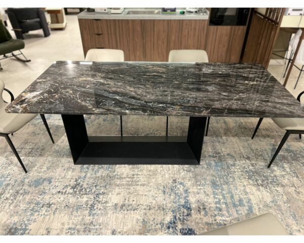 طاولة طعام اسود ملكي مع قاعدة رخام تركي وارجل من الحديد 210 سم ل 8 اشخاص