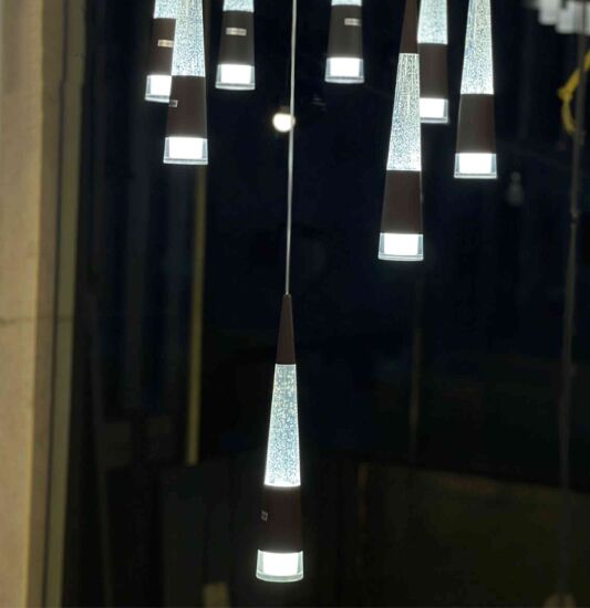 إنارة معلقة كونا للدرج - كريمي وبني