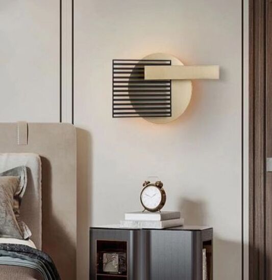 إضاءة جدارية سترايبي عصرية - ذهبي وأسود