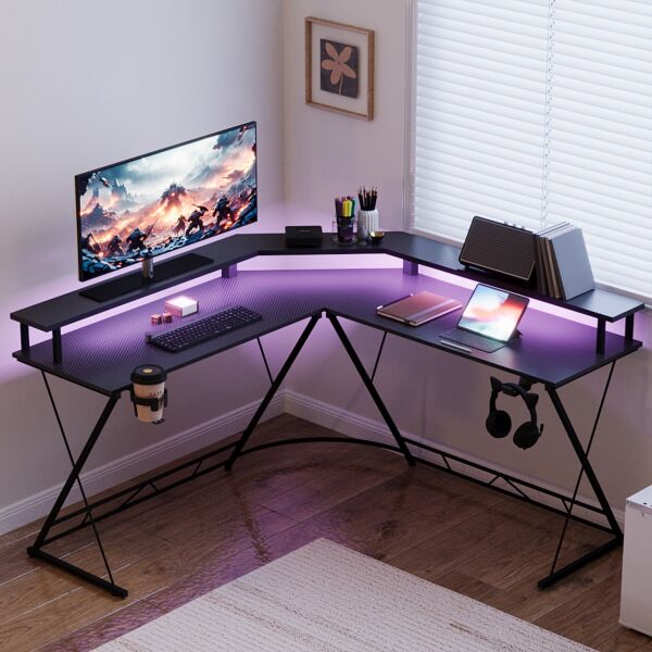 مكتب كمبيوتر مع حامل شاشة وشريط إضاءة ليد