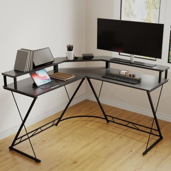 مكتب كمبيوتر مع حامل شاشة وشريط إضاءة ليد