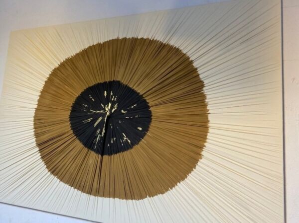 لوحة جدارية جبس ملونة بتصميم بارز