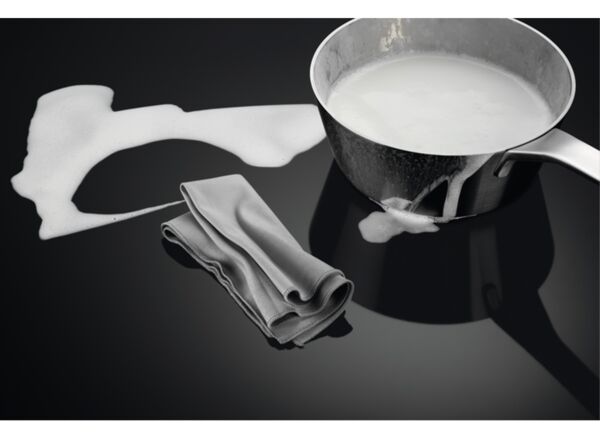 سطح أيه إي جي كهربائي اندكشن مدمج - بيلت ان - 4 عيون مع تحكم باللمس - اسود