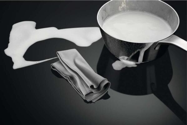 سطح أيه إي جي كهرباء - بتقنية التحكم باللمس اندكشن مدمج - بلت ان - 5 عيون - أطار فولاذي - أسود