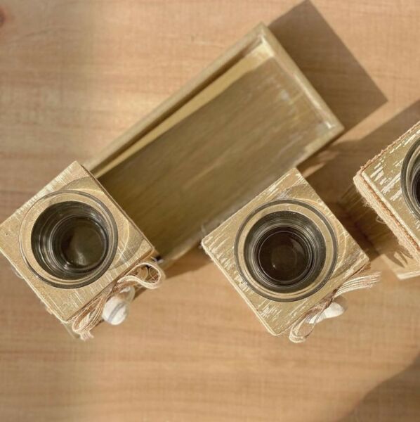 طقم شمعدانات خشب 3قطع مع حاضن شمعة زجاجي - بيج وابيض