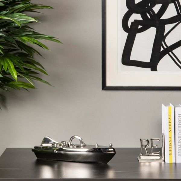 مجسم فني على شكل قارب