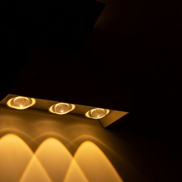 إضاءة جدارية سور مثلثين 6 لمبات اطار ابيض