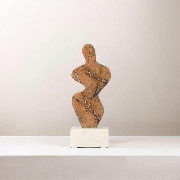 تحفة فنية من الرخام شكل كائن - بني وقاعدة ابيض