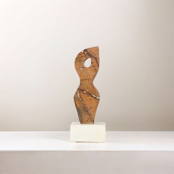 تحفة فنية من الرخام شكل كائن مميز بني وقاعدة ابيض