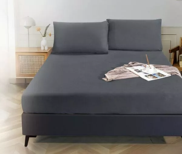 شرشف كوين مخمل ساده مطاط مع غطاء مخدة رصاصي فاتح