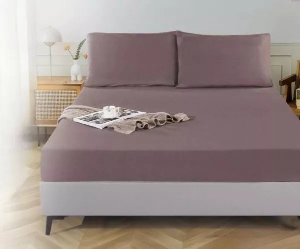 شرشف كوين مخمل ساده مطاط مع غطاء مخدة لحمي غامق