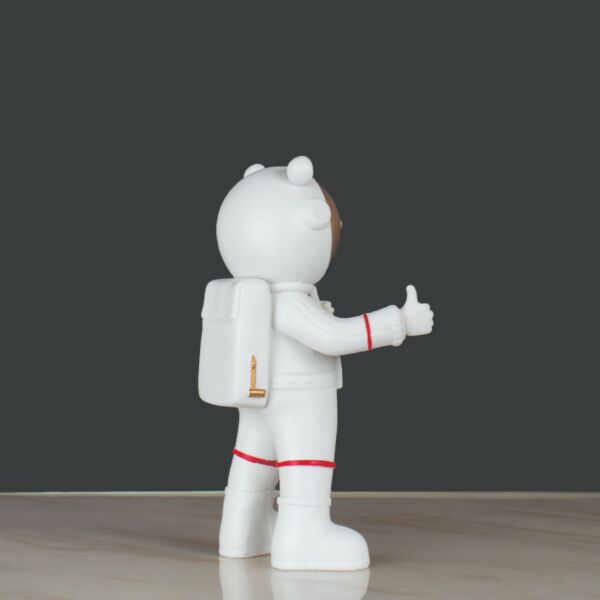 مجسم رائد الفضاء-الارتفاع 23سم والعرض 14سم-ابيض