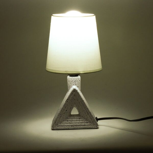 أبجورة طاولة موردن كهربائية سيراميك تراينغل - ابيض