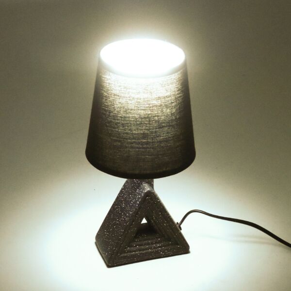 أبجورة طاولة موردن كهربائية سيراميك تراينغل - اسود