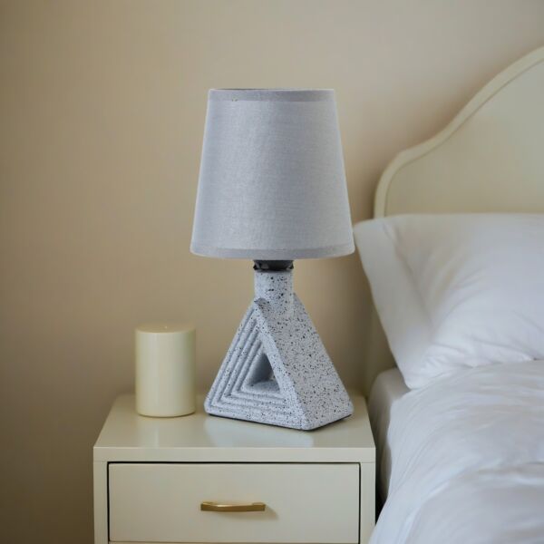 أبجورة طاولة موردن كهربائية سيراميك تراينغل - رمادي