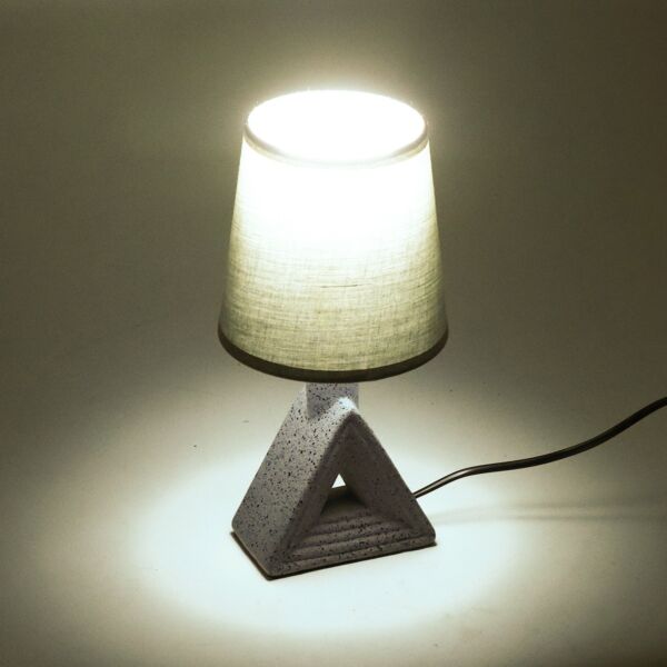 أبجورة طاولة موردن كهربائية سيراميك تراينغل - رمادي