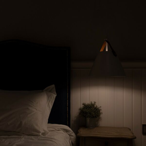 علاقية نات ابيض قاعدة جلد 