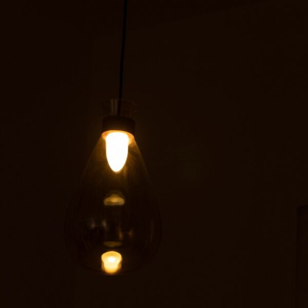 إنارة معلقة راقية شكل قطرة ماء بلون عسلي