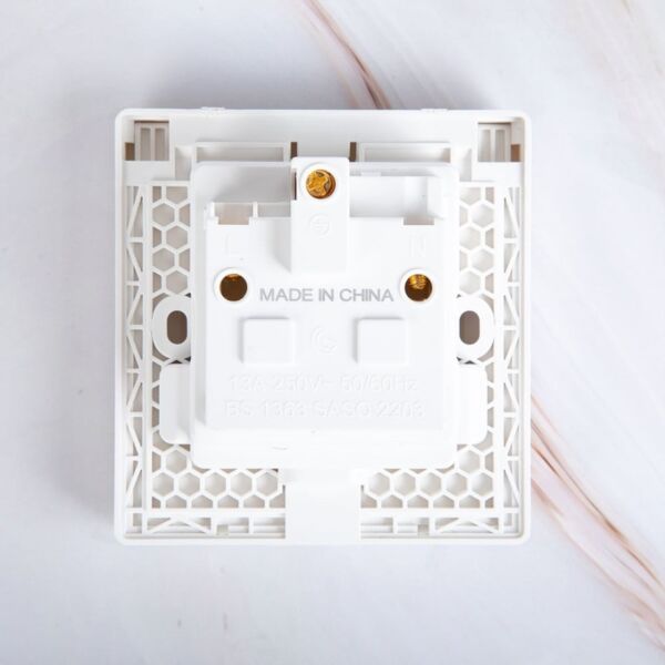 فيش ثلاثي مخفي بلاستيك - ابيض