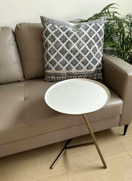 طاولة جانبية كلاسي - أبيض