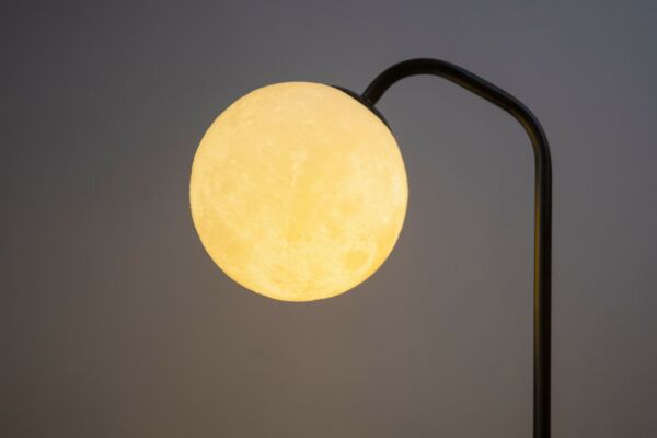 أبجورة طاولة شكل القمر أسود