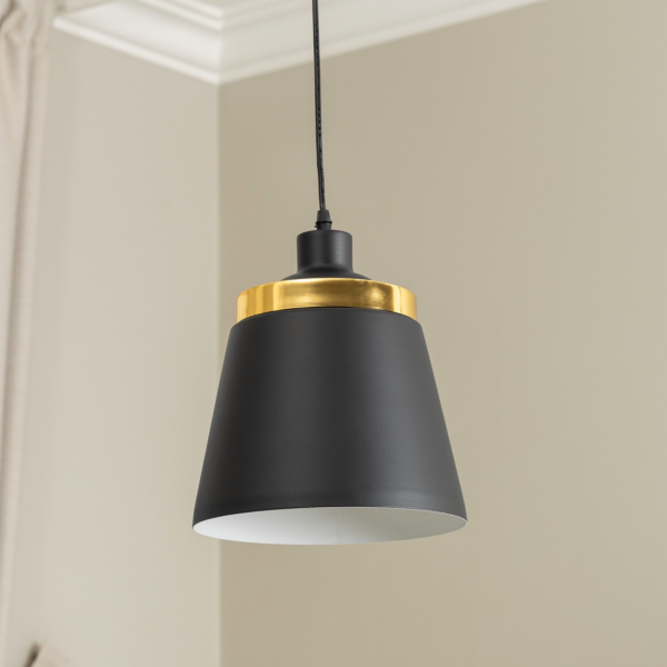 علاقية نون اسود اطار ذهبي 