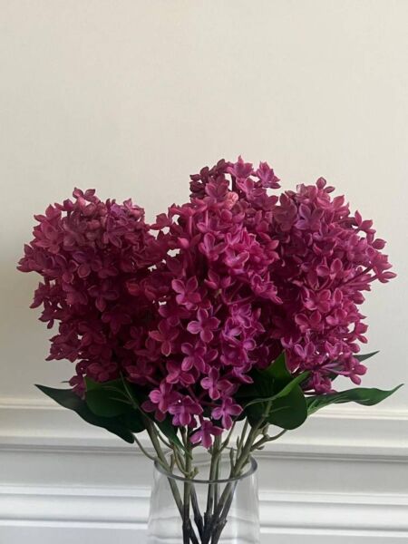 زهر صناعي الليلك في فازة زجاجية