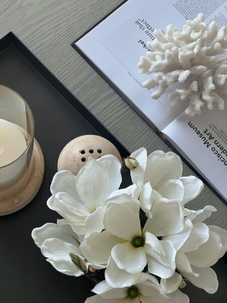 زهر صناعي ماجنوليا في فازة زجاجية