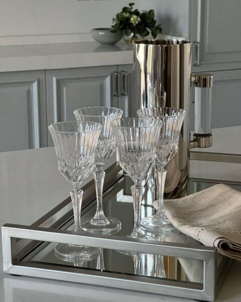 صينية مستطيلة بها مرآة