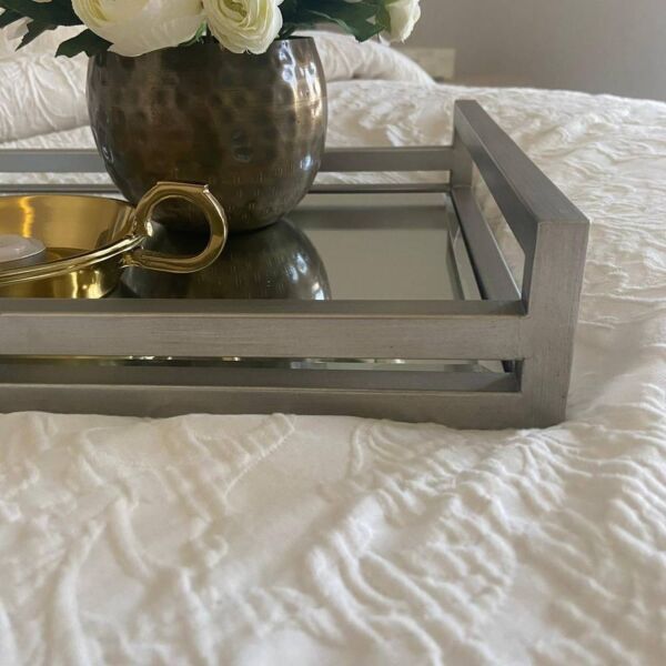 صينية مستطيلة بها مرآة