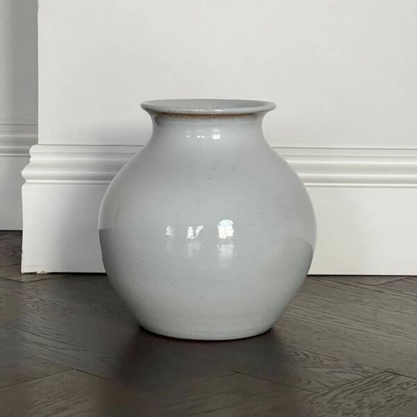 فازة من السيراميك - كريمي