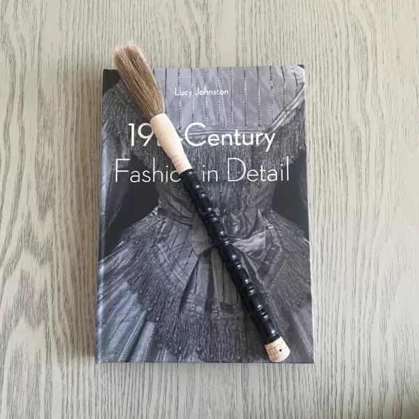 كتاب ديكور 19 سينتشري فاشن ديتيل