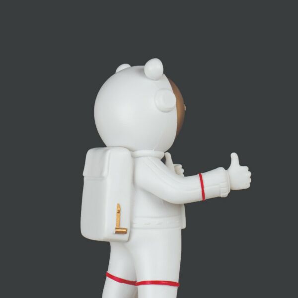 مجسم رائد الفضاء-الارتفاع 23سم والعرض 14سم-ابيض
