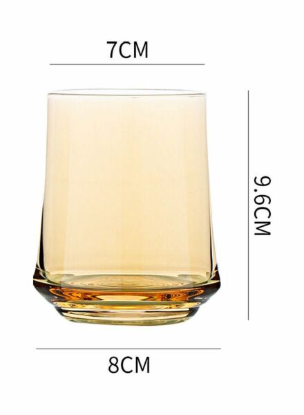 كأس حلزوني الشكل من الزجاج