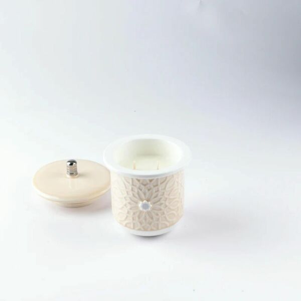 شمعة عطرية حجم صغير من أصالة - كريمي وفضي