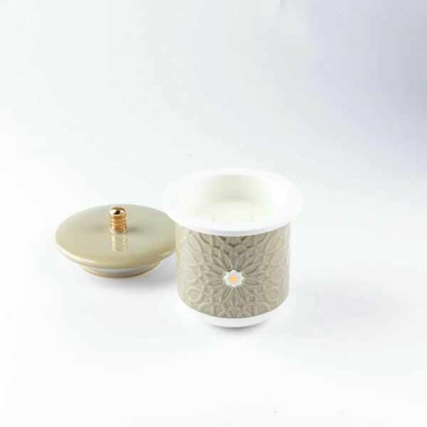 شمعة عطرية حجم كبير من أصالة - أخضر و ذهبي