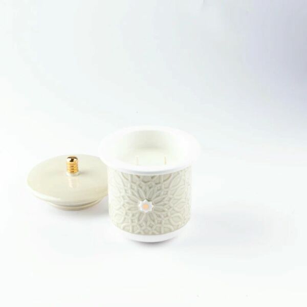 شمعة عطرية حجم كبير من أصالة - بيج وذهبي