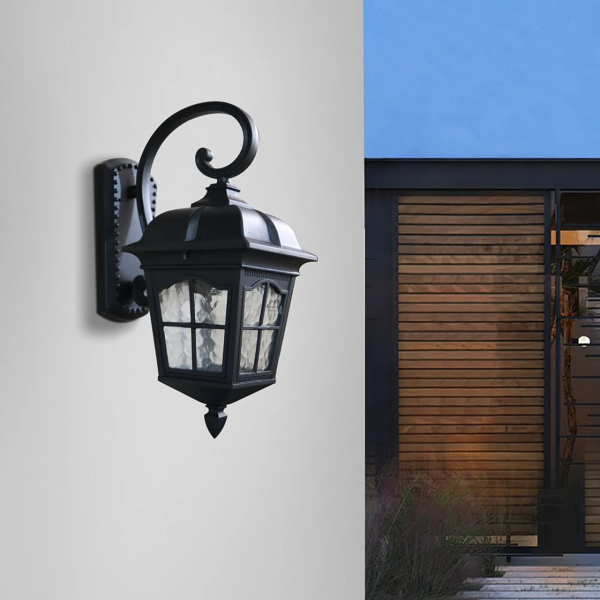 فانوس جداري اسود بحجم متوسط