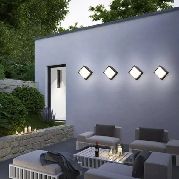 إضاءة جدارية لبوابة خارجية لون الإنارة اصفر