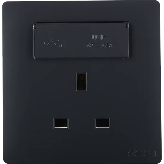 فيش ثلاثي مع منفذ USB ابوغطاء بيانو توفل - اسود