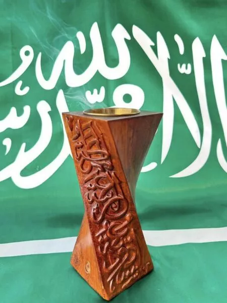 مبخرة الطيب بنقش الحروف العربية لون خشبي غامق 