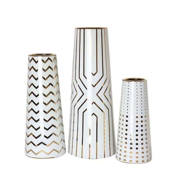 فازة بنمط هندسي أبيض