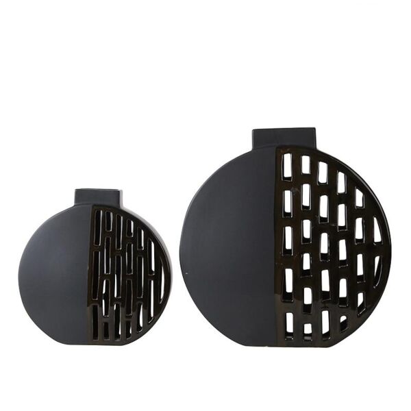 فازة سوداء مثقوبة