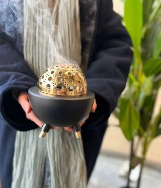 مبخره معدن ايريس بغطاء راتان - أسود وذهبي