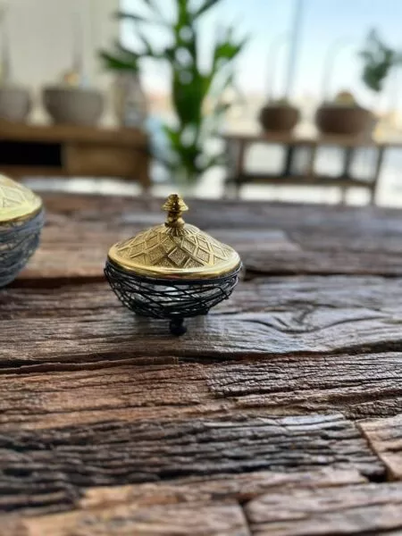 زبدية نيست ميزما بغطاء صغير-أسود